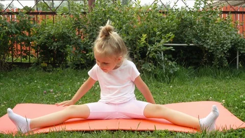 Girl doing exercises on the grass Video stock 115123146