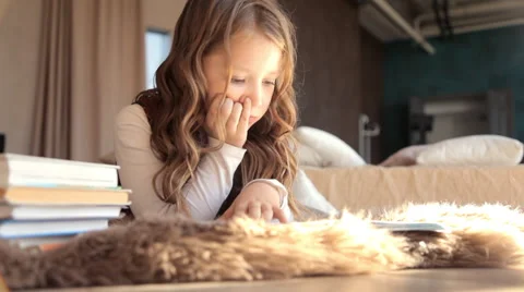 Girl doing homework Vidéo 62959770