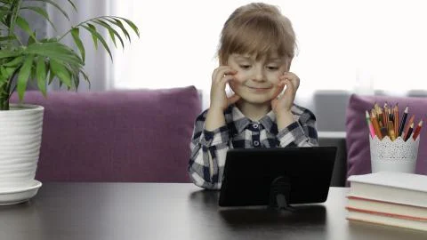 Girl doing lessons at home using digital tablet computer. Distance education Foto stock