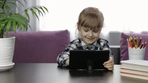 Girl doing lessons at home using digital tablet computer. Distance education Foto stock
