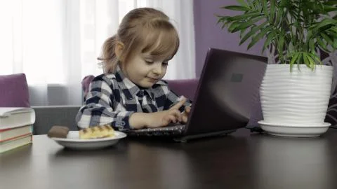 Girl doing lessons at home using digital laptop computer. Distance education Foto stock