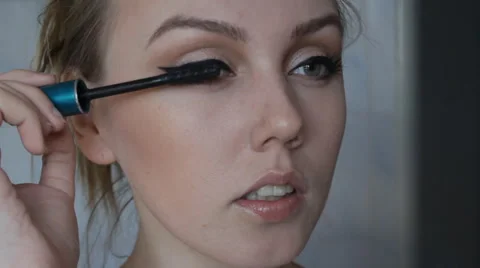 Girl doing make up. eyelashes Stock Footage 64625471