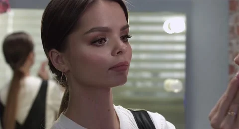 Girl doing makeup Stock Footage 149105157