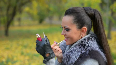 Girl Doing Makeup in the Park Stockbeeldmateriaal 32244382