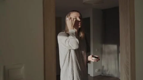 Girl doing makeup standing in front of the mirror Stock-Footage 143458088