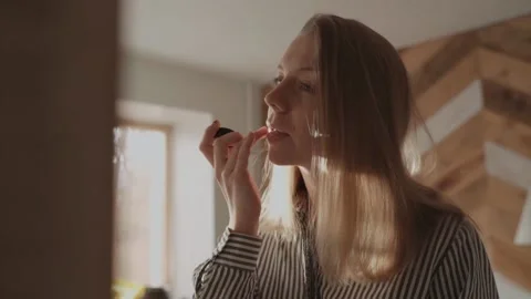 Girl doing makeup standing in front of the mirror Stock-Footage 143458158