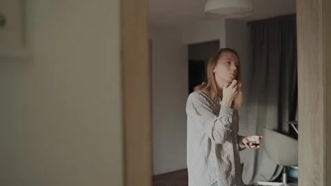 Girl doing makeup standing in front of the mirror Stock-Footage 143458225