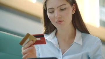 Girl is doing payment using cards. Video stock 86030231