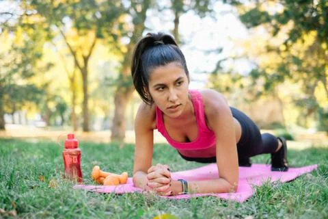 Girl doing planking while seriously looking at her left side Foto stock