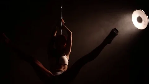 Girl doing pole dance. 4K UHD Vídeo Stock 72681139