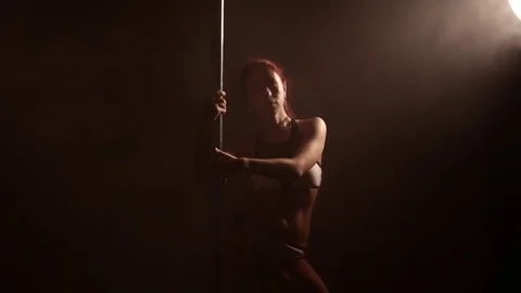 Girl doing pole dance. 4K UHD Vídeos de archivo 72681267