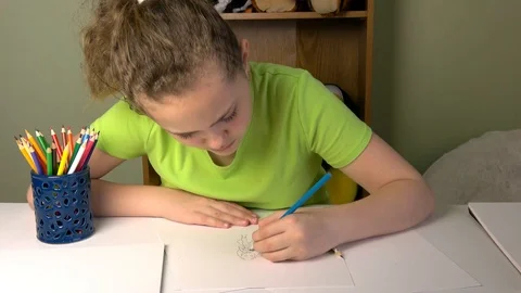 Girl drawing, Stock Footage 107207927