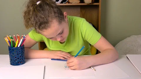 Girl drawing, Stock Footage 107208284