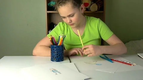 Girl drawing, Stock Footage 107209398
