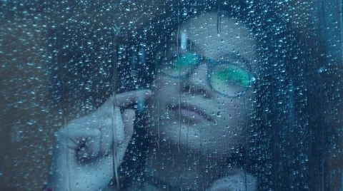Girl drawing an heart shape on the window. Shot in slow-motion Vidéo 47873315
