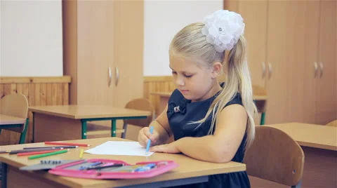 The girl draws in the classroom Stock Footage 62192166