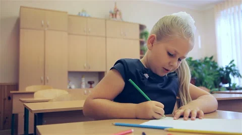 The girl draws in the classroom Stock Footage 62192645