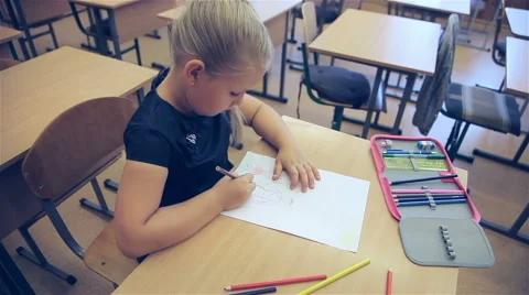 The girl draws in the classroom Stock Footage 62193306