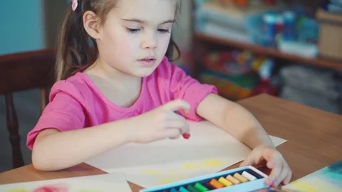 Girl draws with crayons at the table Vídeo Stock 72411279
