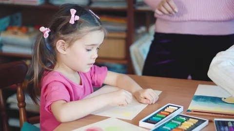 Girl draws with crayons at the table Vídeo Stock 72413260