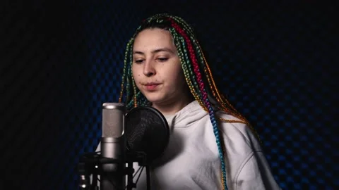 Girl with dreadlocks in the recording studio goes to the booth 库存影片 155510045