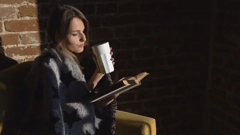 Girl Dreams While Reading with Tea 動画素材 80678524