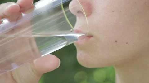 The girl drinks water Vídeos de archivo 63841252