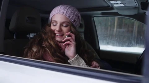 Girl driver talking on the phone while sitting in car at winter forest 스톡 동영상 70989746