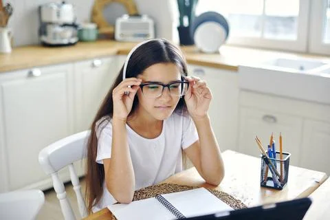 Girl e-learning, use tech, experiences vision problems Pretty girl 12s wea... Foto stock