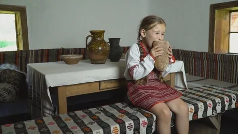 The girl is eating bread Vídeos de archivo 80992701
