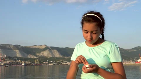 Girl eats on the background of mountains 4K Vídeo Stock 158032371