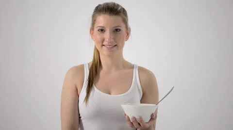 Girl eats cereals medium close Vidéo 22675998
