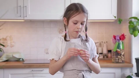 A girl eats in a cozy kitchen. Stock Footage 304806723