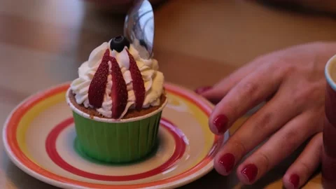 Girl eats a cupcake with a spoon Vidéo 168639037