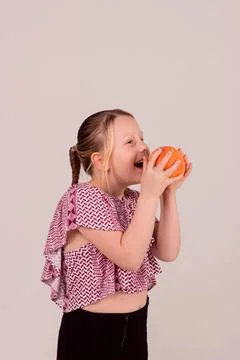 The girl eats grapefruit and laughs. Healthy eating, diet Foto stock