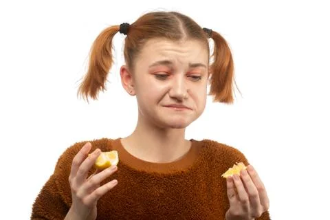 Girl eats lemon Foto stock
