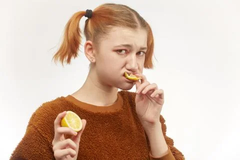 Girl eats lemon Stockfoto's