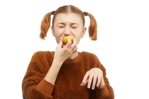 Girl eats lemon Stockfoto's