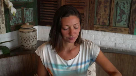 Girl eats mussels from shells Video stock 91448177