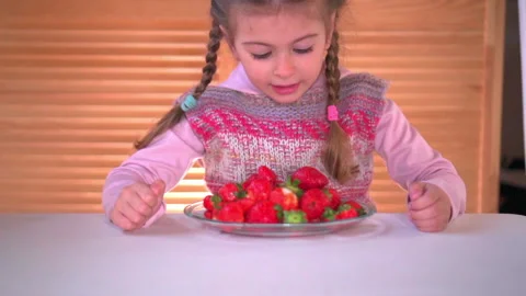 Girl eats strawberry Video stock 131556818