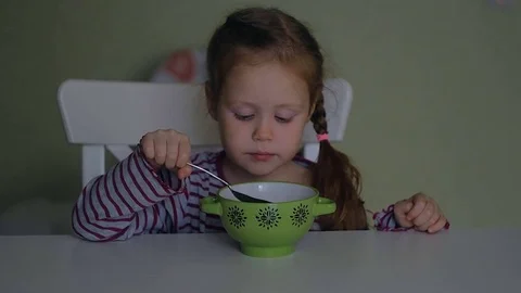 A girl eats at the table at home Video stock 82963598