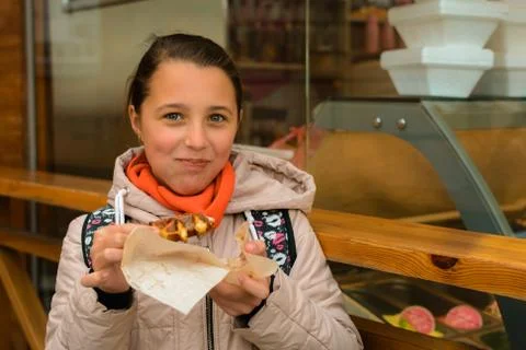 The girl eats a waffle Foto stock