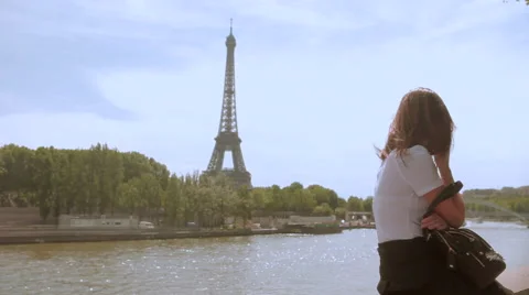 Girl &amp; the Eiffel tower Stock Footage 41309698