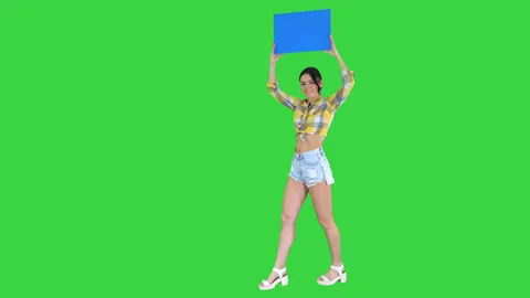 Girl with an empty board announcing new round on a Green Screen, Chroma Key. Stock-Footage 140194083