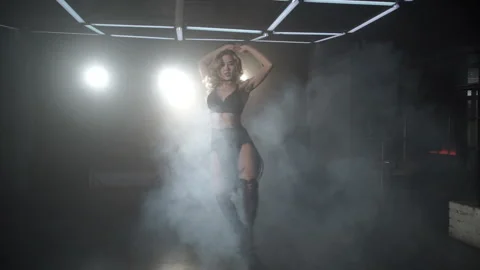 Girl energetically dancing 库存影片 86811891