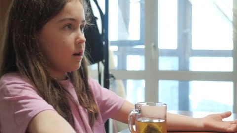 The girl explains something Video stock 107045404