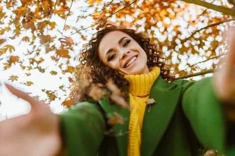A girl with an expression of unexpected joy pulls into the camera divorced for a Foto stock