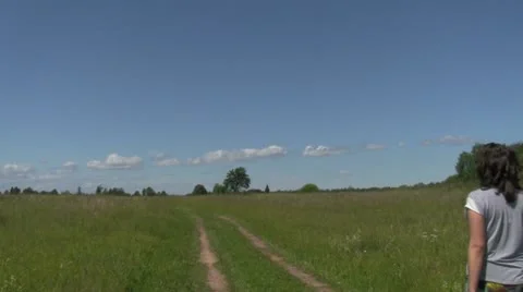Girl in a field Video stock 11297295