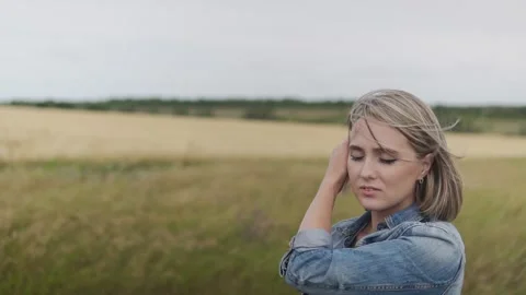 To the girl in the field the wind develops her hair Stock-Footage 137411732