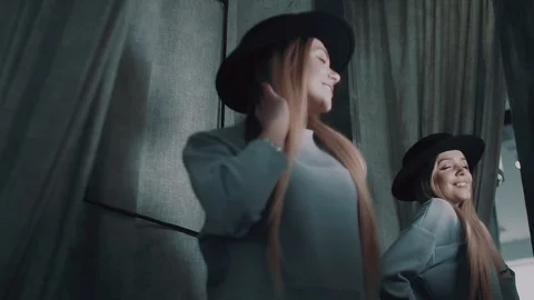 The girl in the fitting room Video stock 86607791